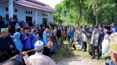 Bupati Buton Tengah, Azhari bersama Wakil Bupati Muh. Adam Basan hadiri pesta panen Desa Wakeakea di Gedung Kesenian Desa Wakeakea, Kecamatan GU, Sabtu (10/1/2026). (Kominfo)