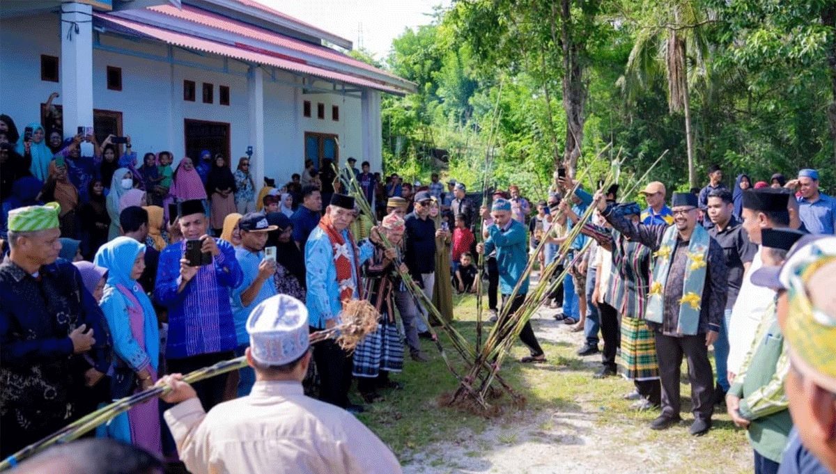 Bupati Buton Tengah, Azhari bersama Wakil Bupati Muh. Adam Basan hadiri pesta panen Desa Wakeakea di Gedung Kesenian Desa Wakeakea, Kecamatan GU, Sabtu (10/1/2026). (Kominfo)