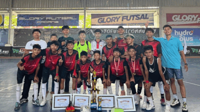 Foto bersama usai juara