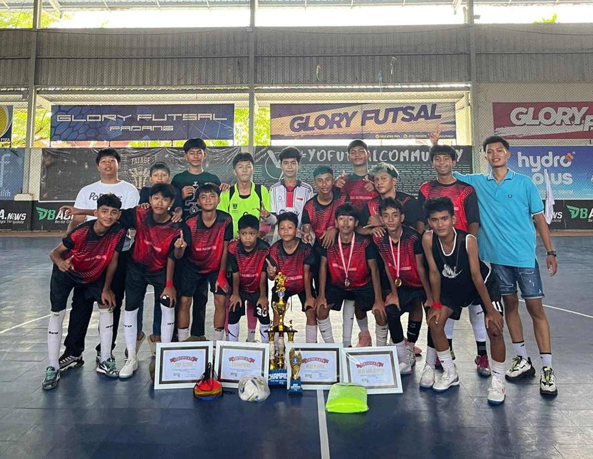 Foto bersama usai juara