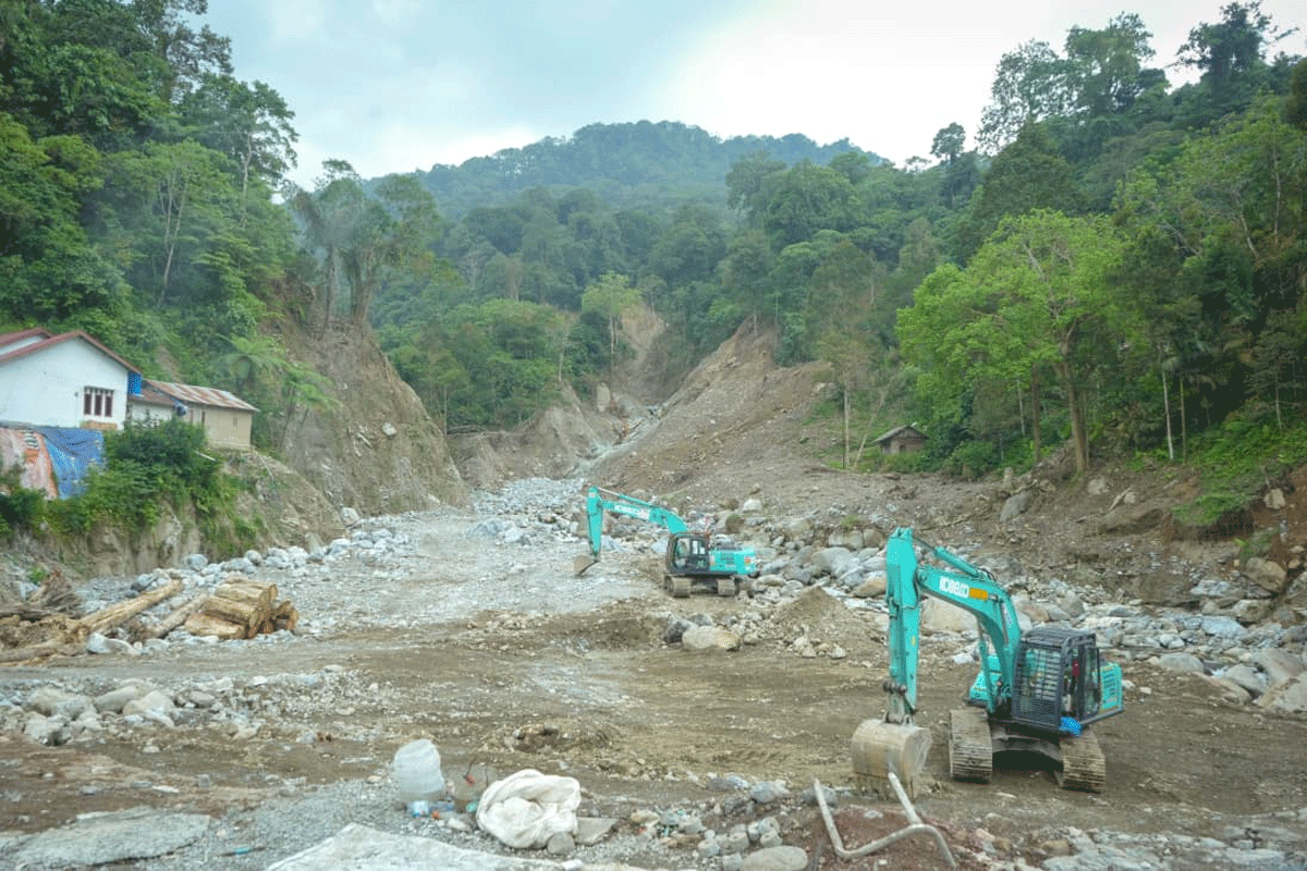 Perbaikan jalan di Malalak terus dikebut. (Biro Adpim)