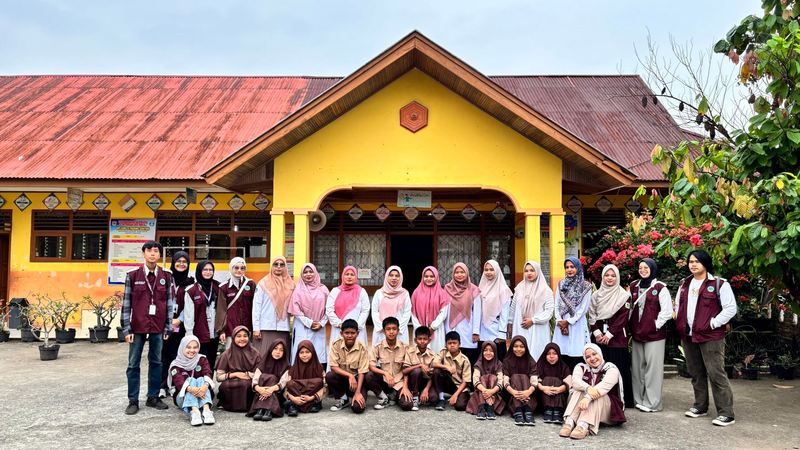 Mahasiswa KKN Unand bersama murid SD di Padsang Ganting