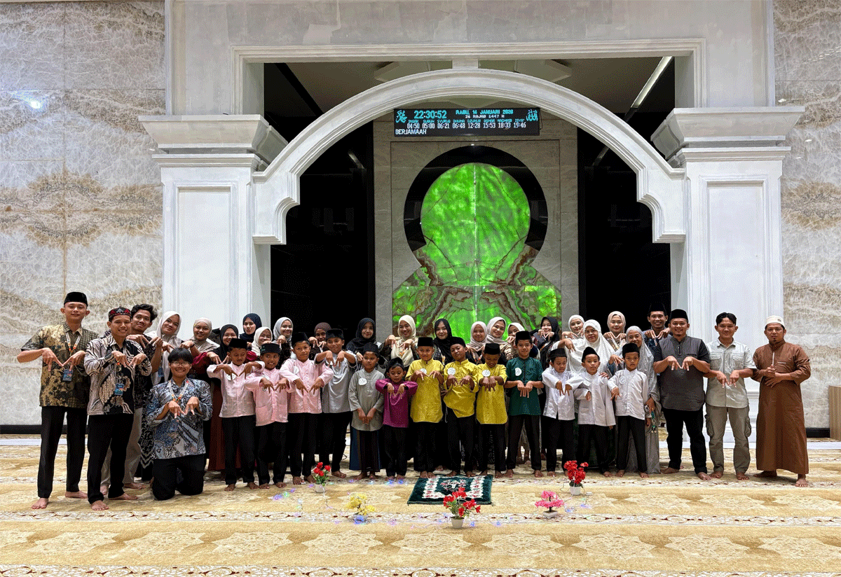 Foto bersama dengan poserta lomba