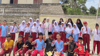 Mahasiswa KKN bersama murid SD