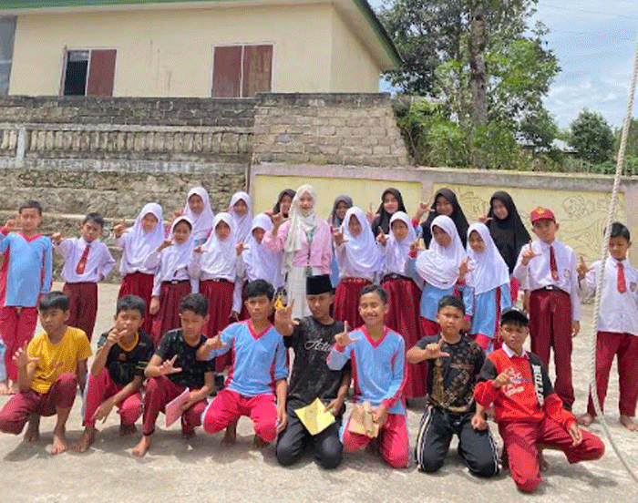 Mahasiswa KKN bersama murid SD