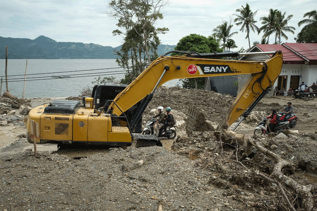 Alaty berat dikerahkan untuk normalisasi sungai di Malalo., Tanah Datar. (prokopim)