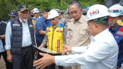 Menteri Pekerjaan Umum tinjau perbaikan jalan di Lembah Anai. (Biro Adpim)