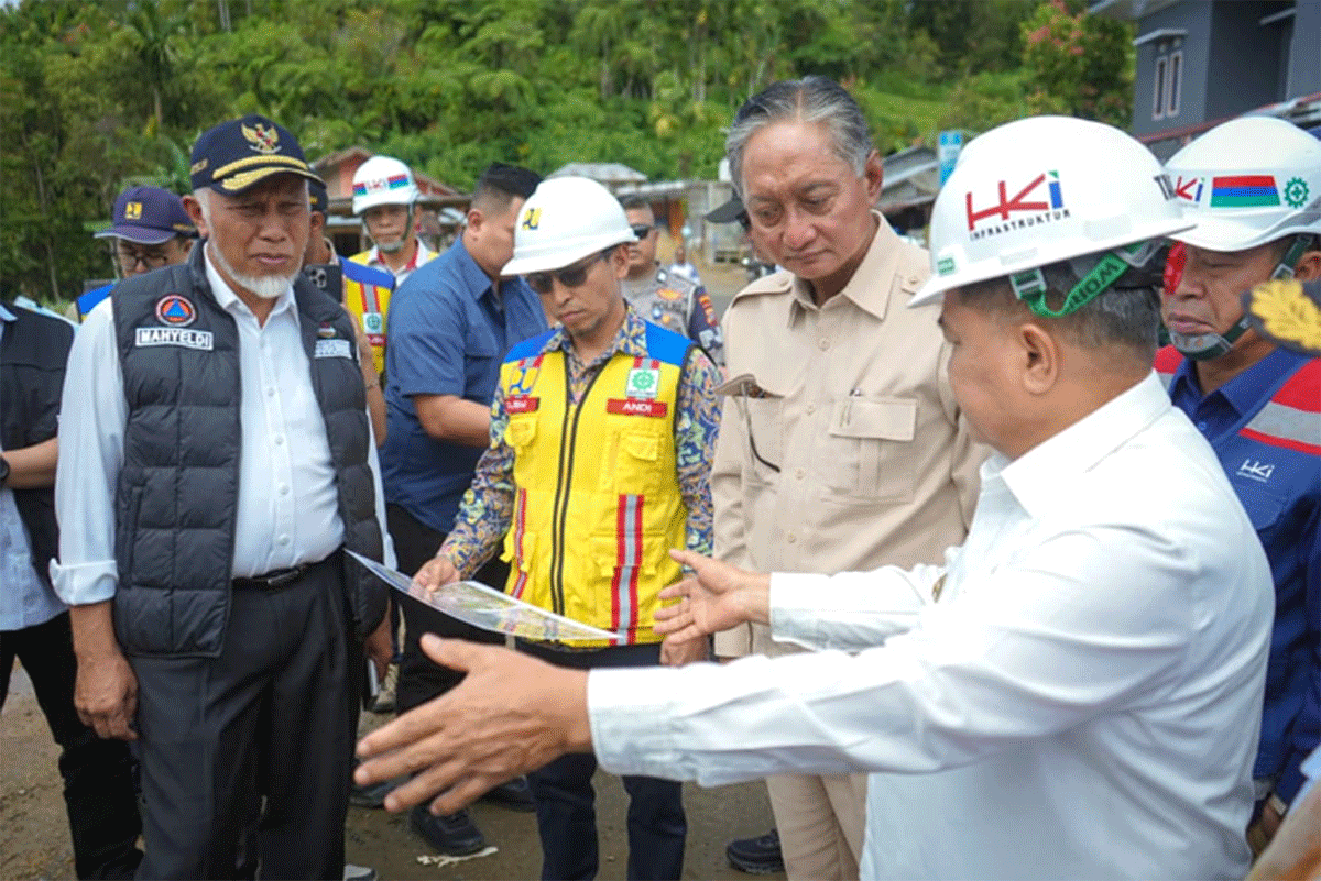 Menteri Pekerjaan Umum tinjau perbaikan jalan di Lembah Anai. (Biro Adpim)