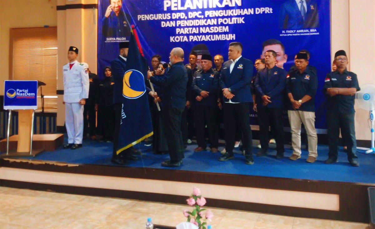 Ketua DPW Partai NasDem Sumbar, Fadly Amran kukuhkan pengurus DPD NasDem Payakumbuh.