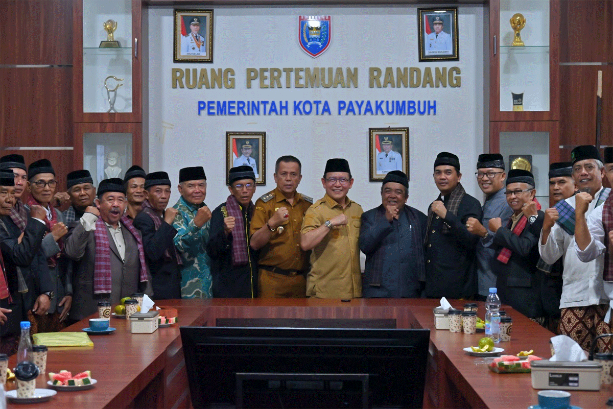 Foto bersama usai penandatanganan.