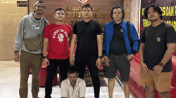 Petugas bersama terduga pelaku penggelapan. (ist)