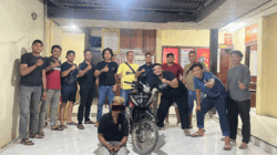 Terduga pelaku bersama barang bukti yang diamankan polisi.