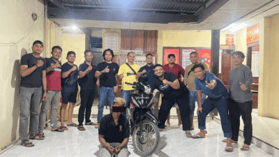 Terduga pelaku bersama barang bukti yang diamankan polisi.