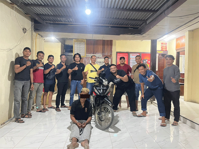 Terduga pelaku bersama barang bukti yang diamankan polisi.