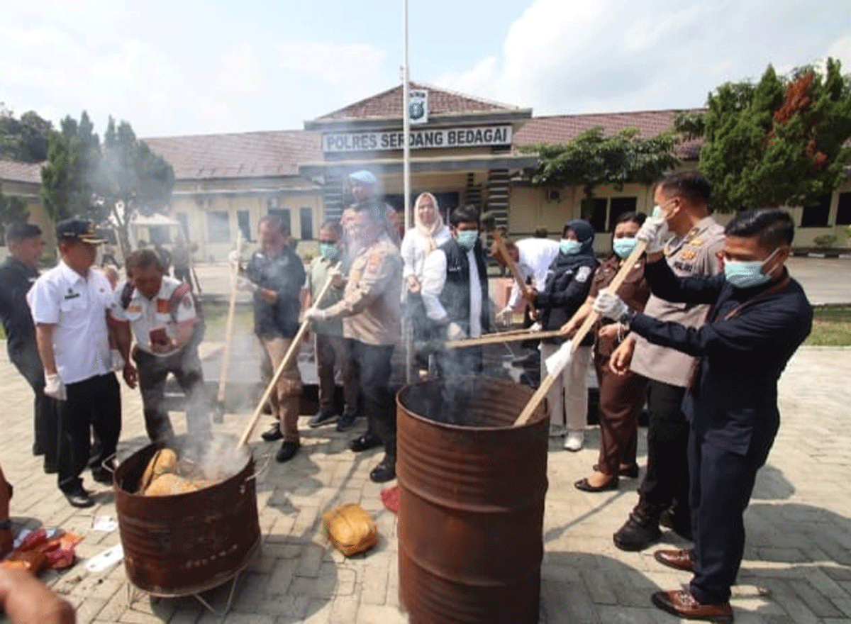 Kepolisian Resor (Serdang Bedagai kembali menegaskan komitmennya dalam memberantas peredaran narkotika. Polres Sergai, Rabu (28/1/2026) musnahkan barang bukti narkoba jenis ganja seberat hampir 14 kilogram di lapangan apel mapolres.
