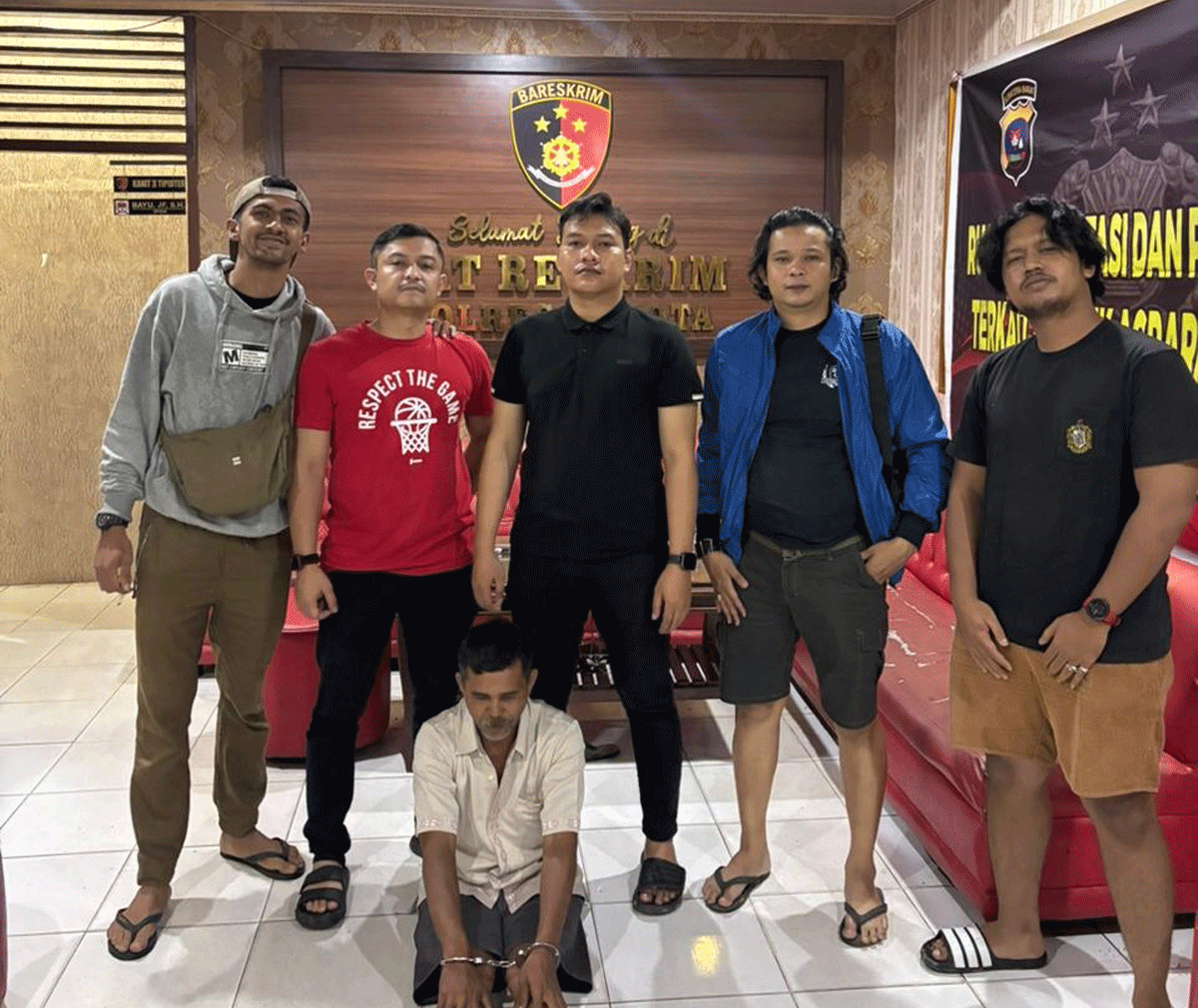 Petugas bersama terduga pelaku penggelapan. (ist)