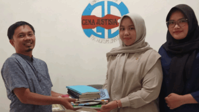 Sedekah buku pertama pada 2023 ke Lembaga Pers Mahasiswa (LPM) Gema Justisia Fakultas Hukum Universitas Andalas (Unand) di sekretariat LPM Gema Justisia di kampus Unand Limau Manis, Jumat (27/2/2026).