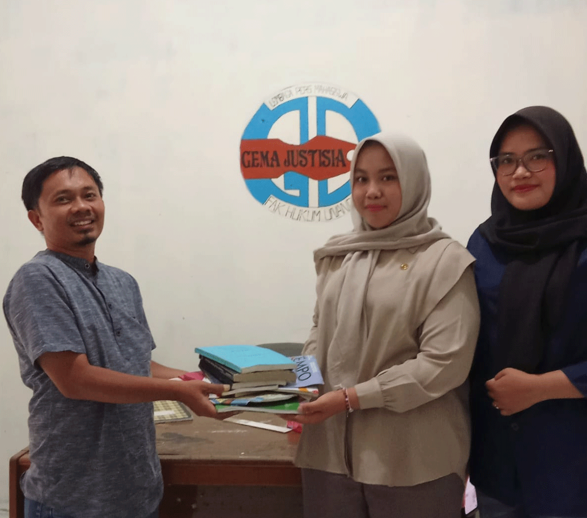 Sedekah buku pertama pada 2023 ke Lembaga Pers Mahasiswa (LPM) Gema Justisia Fakultas Hukum Universitas Andalas (Unand) di sekretariat LPM Gema Justisia di kampus Unand Limau Manis, Jumat (27/2/2026).