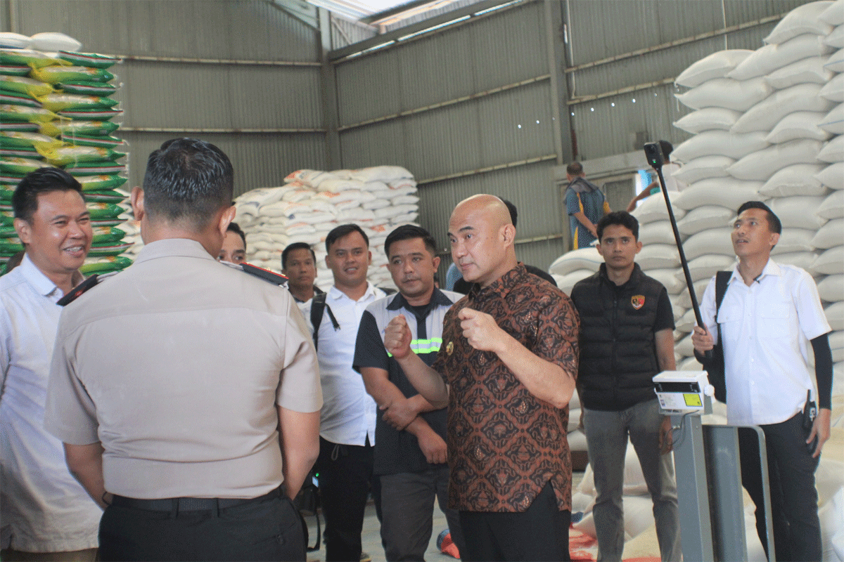 Bupati Dedy Putra bersama Tim Pengendali Inflasi Daerah (TPID) serta unsur orkopimda pantau stok pangan dan harga sembako di Bungo, Rabu (18/2/2026). (bungokab.go.id)