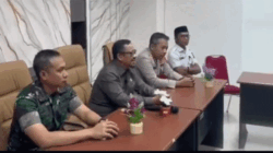 Bupati Buteng Azhari didampingi Dandim 1413 Buton, Kapolres Buteng dan sekda memimpin rapat bersama tokoh masyarakat Kecamatan Sangia Wambulu.