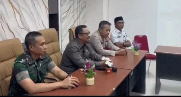 Bupati Buteng Azhari didampingi Dandim 1413 Buton, Kapolres Buteng dan sekda memimpin rapat bersama tokoh masyarakat Kecamatan Sangia Wambulu.