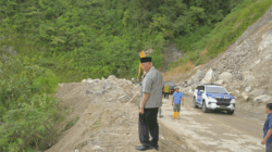 Gubernur Mahyeldi tinjau perbaikan jalan di Malalak. (Biro Adpim)