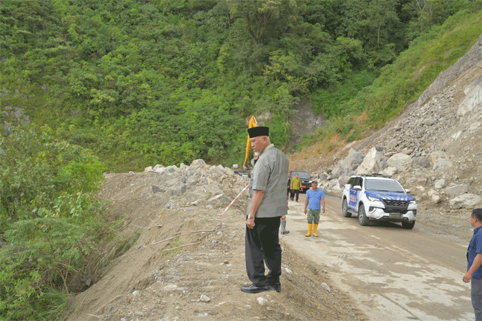 Gubernur Mahyeldi tinjau perbaikan jalan di Malalak. (Biro Adpim)