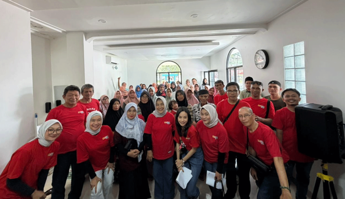 Foto bersama usai penyerahan bantuan.