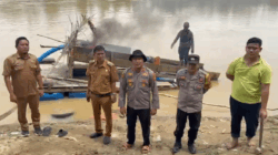 Rakit yang digunakan pelaku tambang ilegal di Cerenti dimusnahkan dengan cara dibakar.