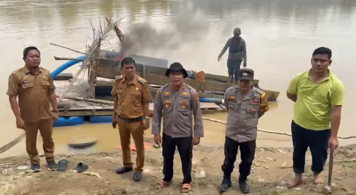Rakit yang digunakan pelaku tambang ilegal di Cerenti dimusnahkan dengan cara dibakar.