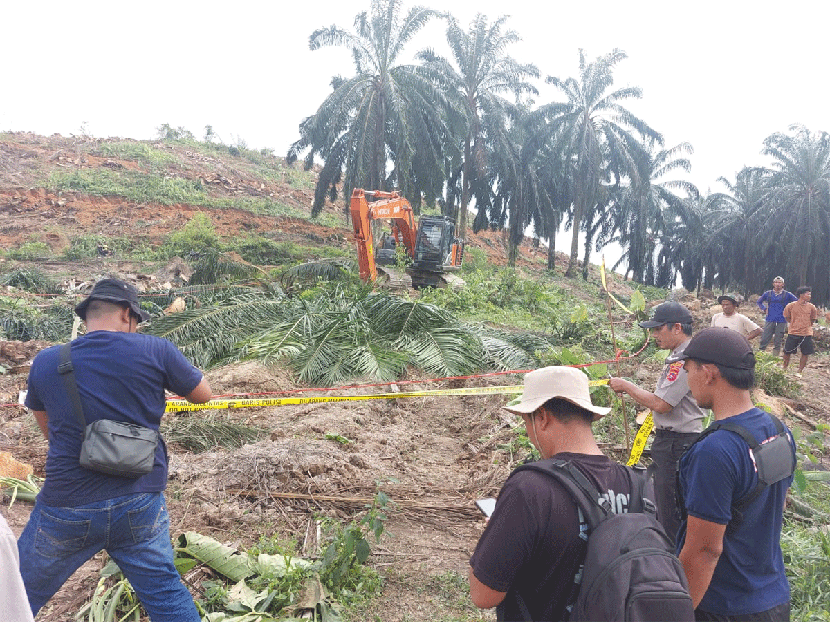 Lokasi kejadian yang diberi garis polisi.