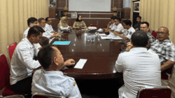 SINERGI OLAHRAGA: Wakil Wali Kota Jeffry Hibatullah, bersama Ketua Umum KONI Sawahlunto, Jhon Reflita saat rapat koordinasi persiapan Porprov XVI di ruang rapat Dinas Parpora, Rabu (18/2/2026). (istimewa)