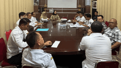 SINERGI OLAHRAGA: Wakil Wali Kota Jeffry Hibatullah, bersama Ketua Umum KONI Sawahlunto, Jhon Reflita saat rapat koordinasi persiapan Porprov XVI di ruang rapat Dinas Parpora, Rabu (18/2/2026). (istimewa)