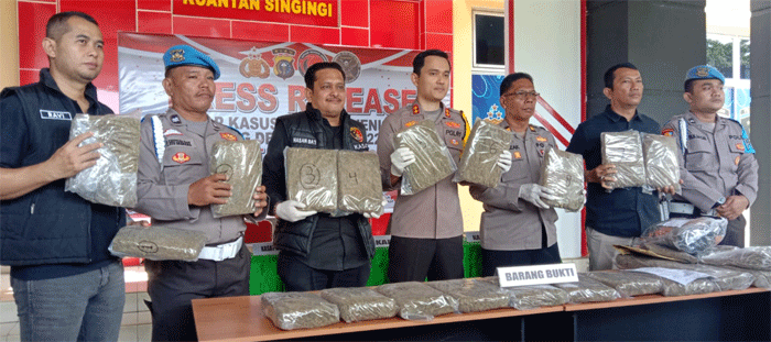 Kapolres Kuansing berikan keterangan pers terkait pengungkapan kasus ganja.