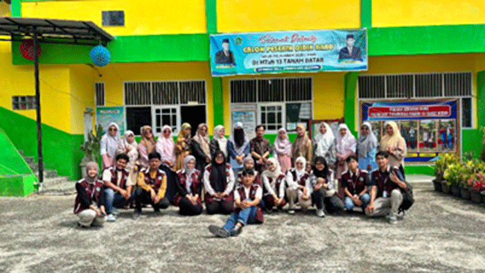 Mahasiswa KKN Unand bersama pelajar yang ikut sosialisasi.