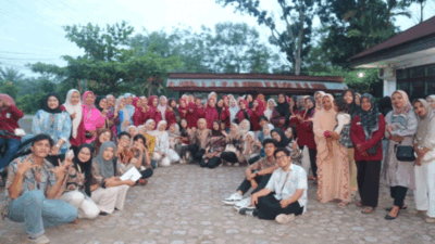 Mahasiswa KKN bersama warga