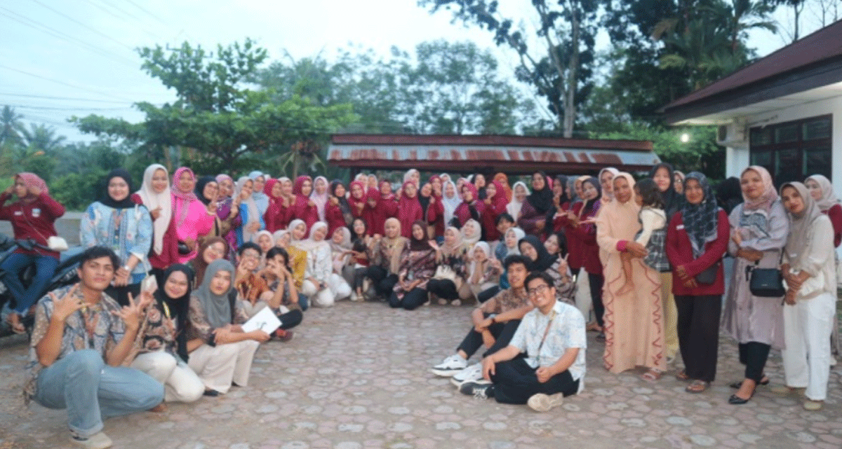 Mahasiswa KKN bersama warga