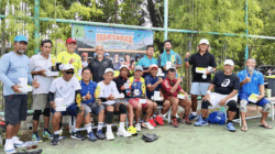 Foto bersama usai penyerahan hadiah.