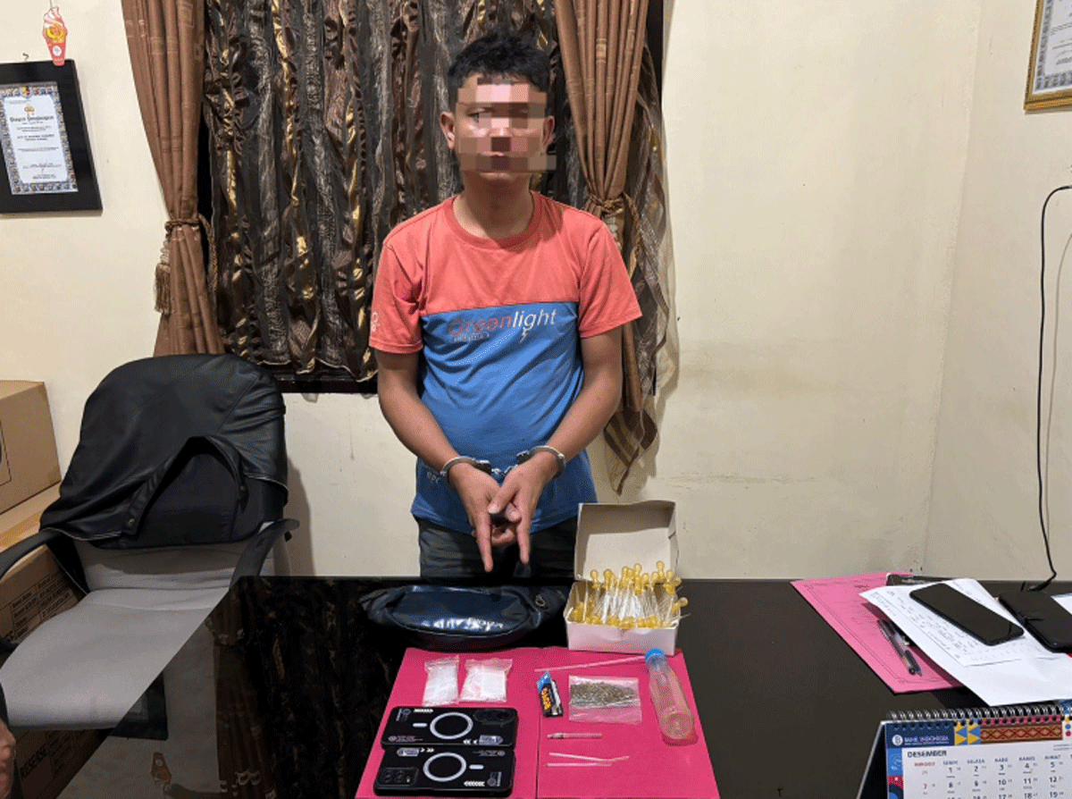 Seotrang terduga pelaku narkoba dan barang bukti yang diamankan polisi