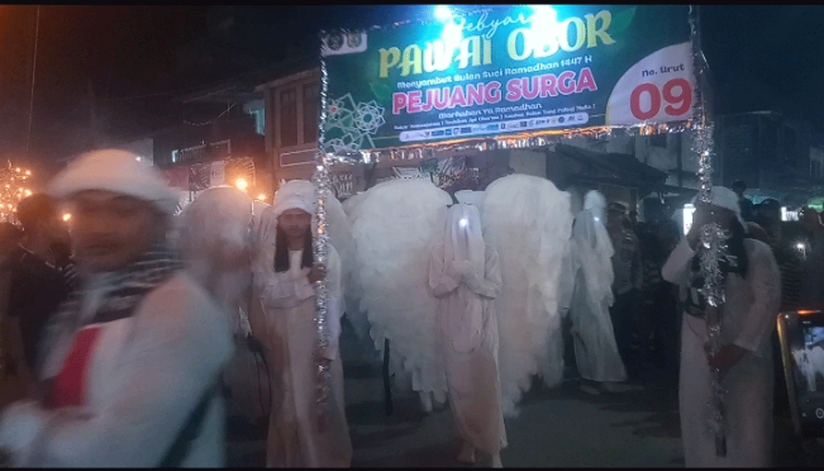 Pawai obor di Tanjung Beringin