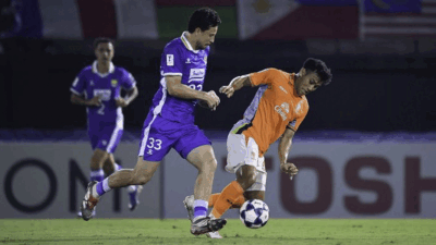 Pemain Persib kuasai bola dalam leg pertama di Thailand.