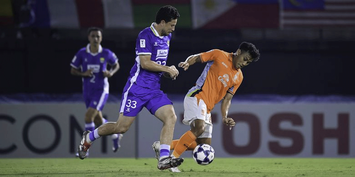 Pemain Persib kuasai bola dalam leg pertama di Thailand.