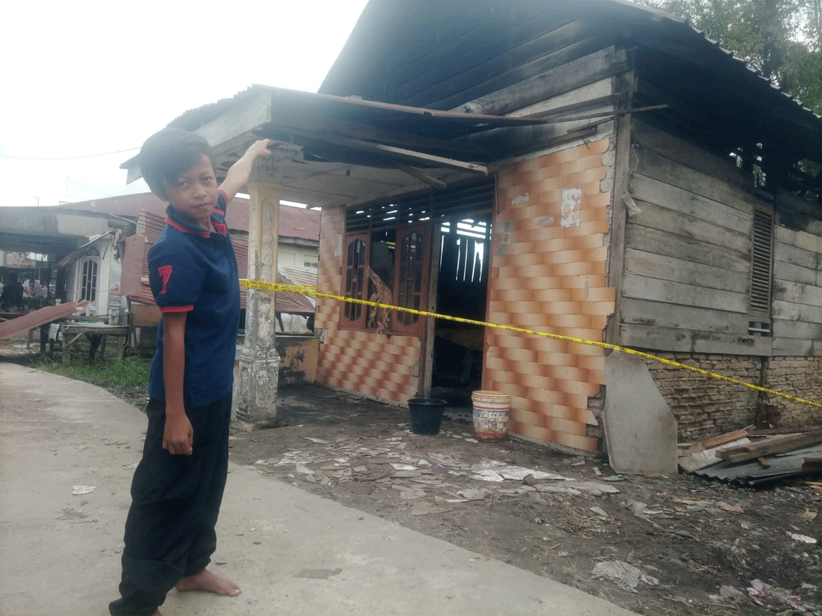 Rumah yang terbakar di Desa Nagur.