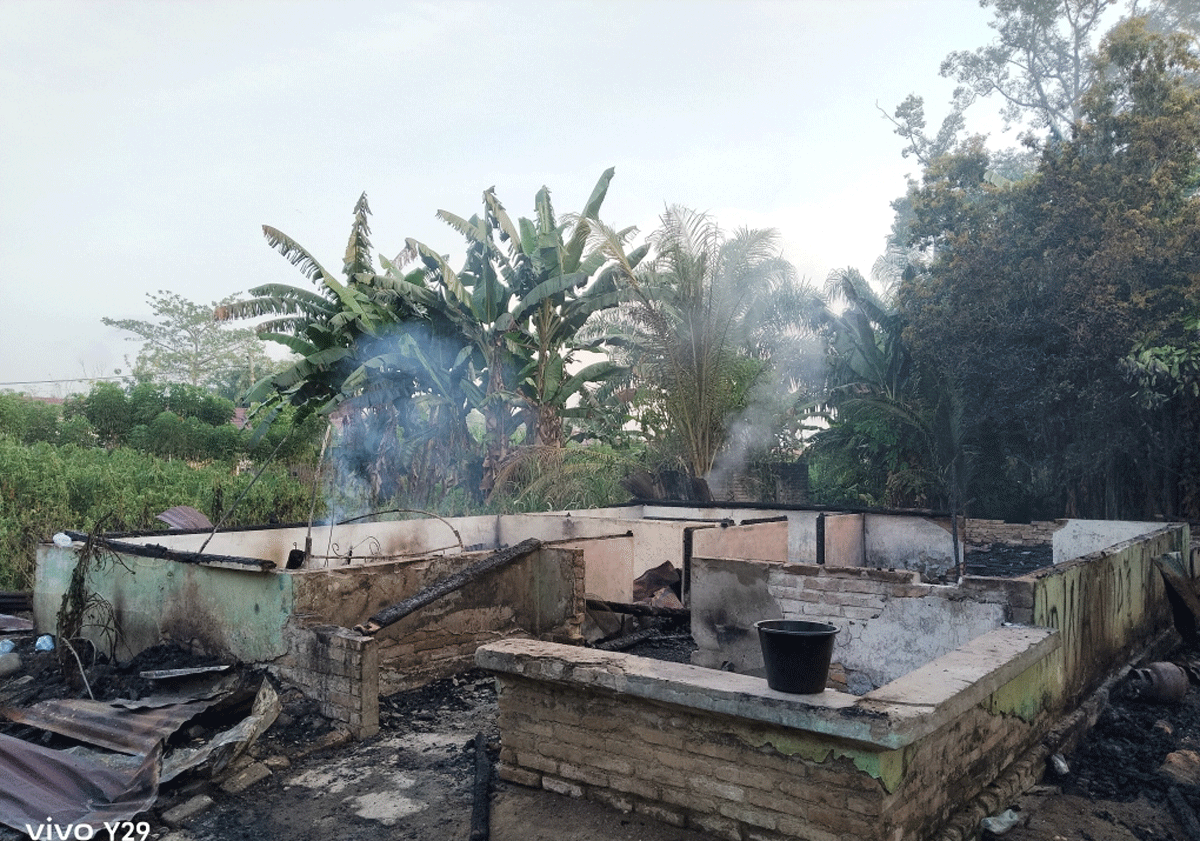 Rumah yang dibakar oknum tak dikenal di Serdang Bedagai.