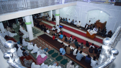 Bupati Eka Putra pimpin Tim Ramadan Kabupaten Tanah Datar ke Masjid Nurul Falah, Jumat (27/2/2026) malam. (prokopim)