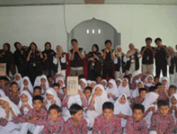 Mahasiswa KKN UNAND Gunung Medan Lestarikan Folklor Lokal Melalui Pertunjukan Wayang Sederhana di SDN 04 Sitiung