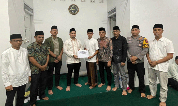 Wakil Wali Kota Sawahlunto serahkan bantuan untuk musala.