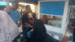 Warge antre beli bubur di Sergai untuk berbuka.