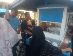 Puluhan Warga Rela Antre Beli Bubur untuk Berbuka, Rasa Manisnya Pas di Lidah