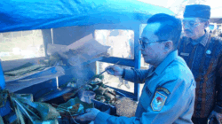 Bupati Tanah Datar, Eka Putra mengambil sate yang disantap. (Prokopim)